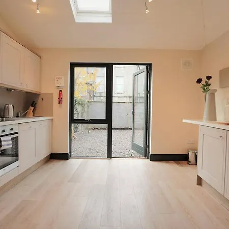Designer 2 Bedroom In Stylish 4 Holiday home Dublin